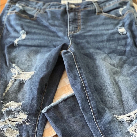 Mid Rise Ripped + Distressed Shape Enhancing Jeans/ Jeggings Size 12 - Picture 2 of 8